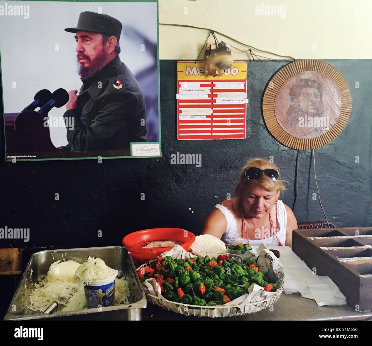 Ein Gemüsemarkt in Havanna, Kuba. Fotos von Fidel Castro und Che Guevara den Markt schmücken. Stockfoto