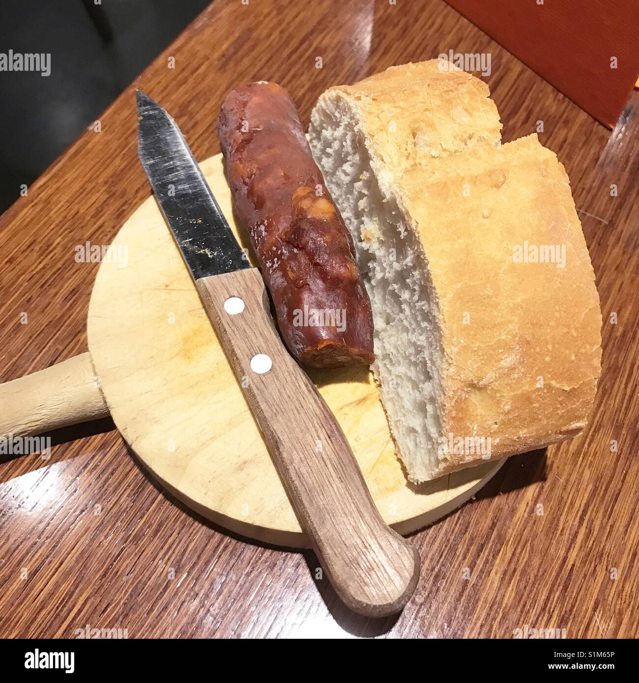 Brot und Chorizo auf Holz Schneidebrett. Spanien. - Smartphone-aufgenommenes Stockfoto