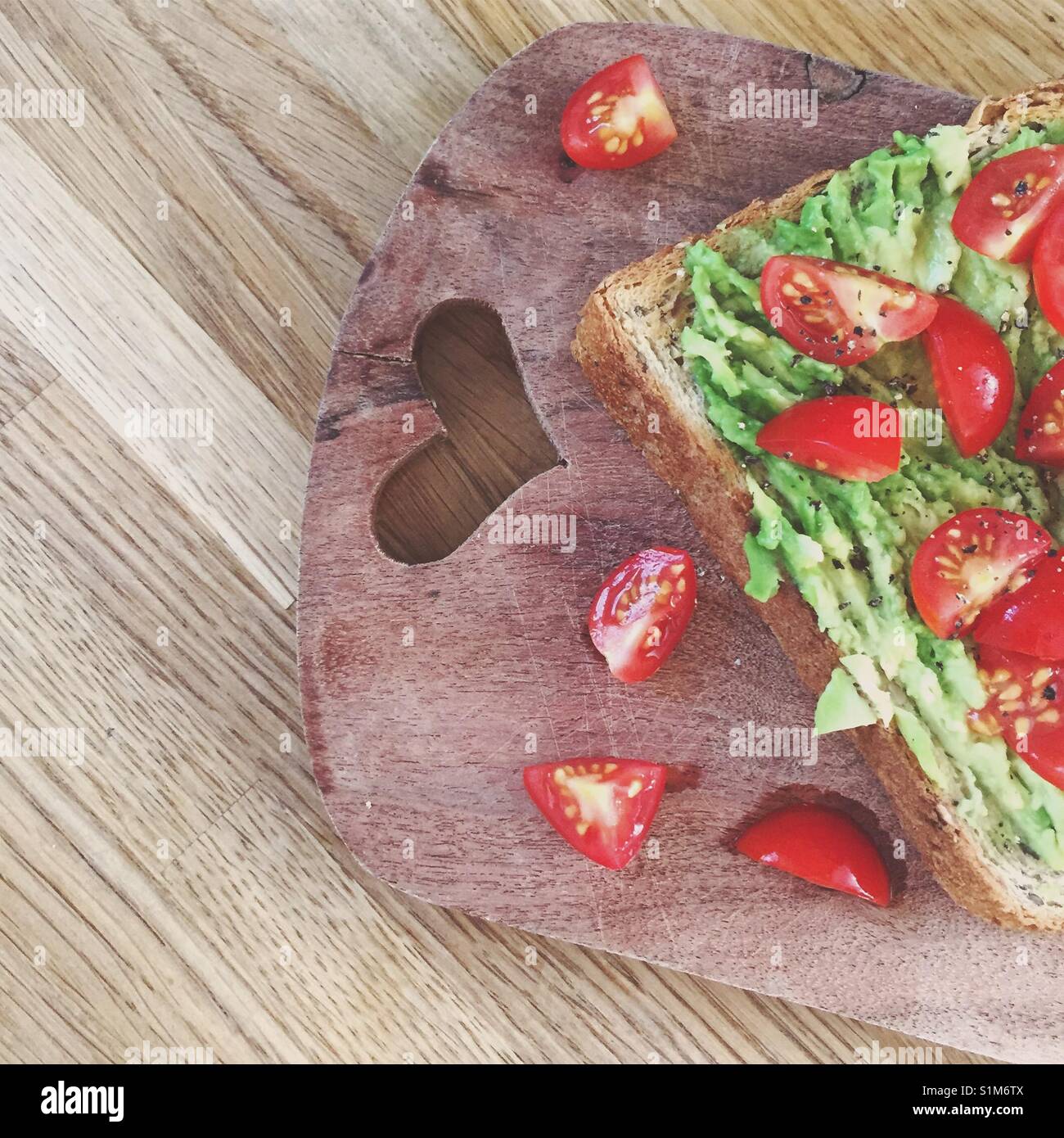 Avo Toast mit Tomate Stockfoto