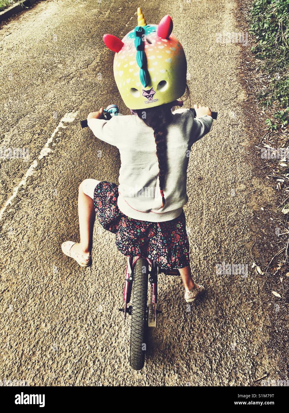 Kind Radfahrer, Bawdsey, Suffolk, England. - Smartphone-aufgenommenes Stockfoto