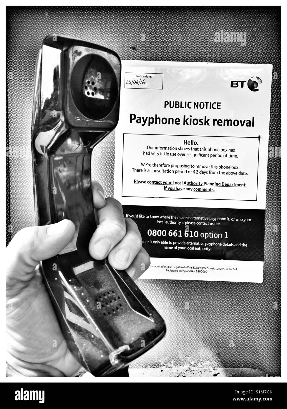 Vintage British Telecom (BT) Telefon Kiosk Hörer mit Ausbau drohenden Bekanntmachung zahlen. Stockfoto