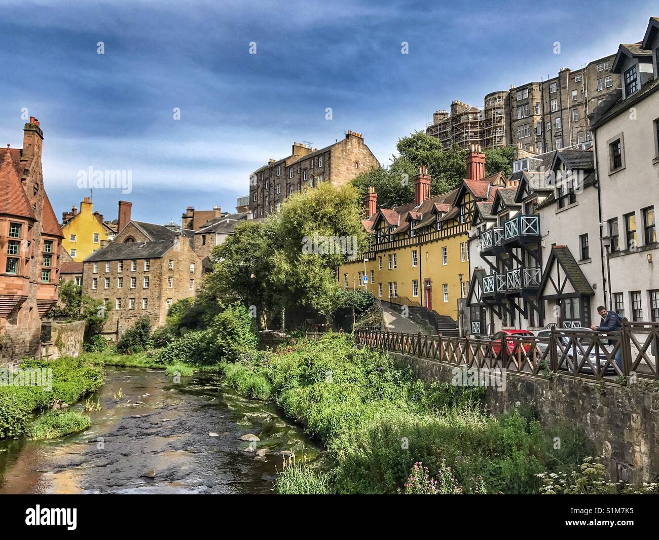 Schöne Reflexionen der alten Gebäude auf dem Wasser von Leith im Dean Village Edinburgh Schottland - Smartphone-aufgenommenes Stockfoto