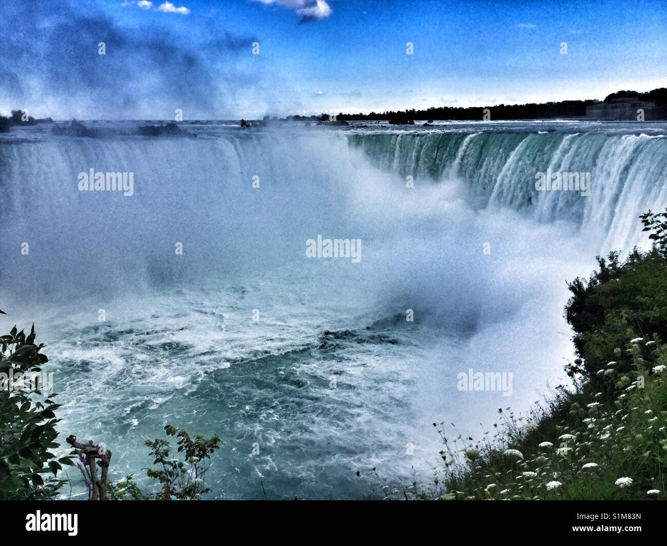 Die mächtigen und majestätischen Niagara Falls. - Smartphone-aufgenommenes Stockfoto