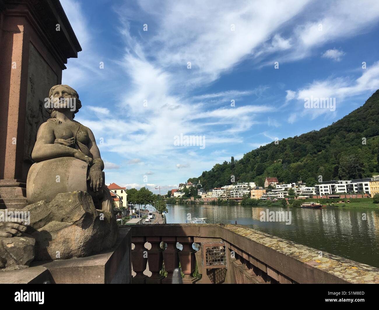 Alte Stein Skulptur einer Frau auf der alten Brücke in Heidelberg Deutschland Stockfoto