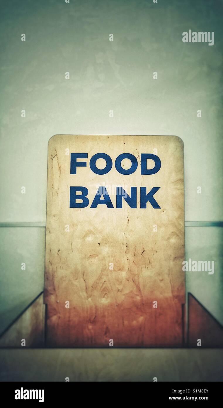 Leer food bank Collection bin gegen eine leere Wand, Nordamerika. Stockfoto