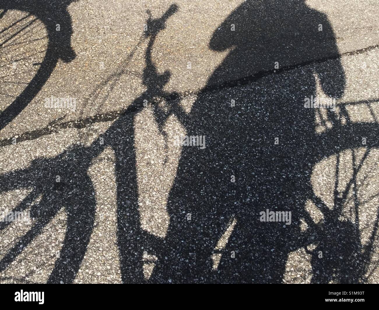 In der Nähe der Schatten auf dem Asphalt der Person, die mit dem Fahrrad. Nicht vollständig dargestellt. Stockfoto