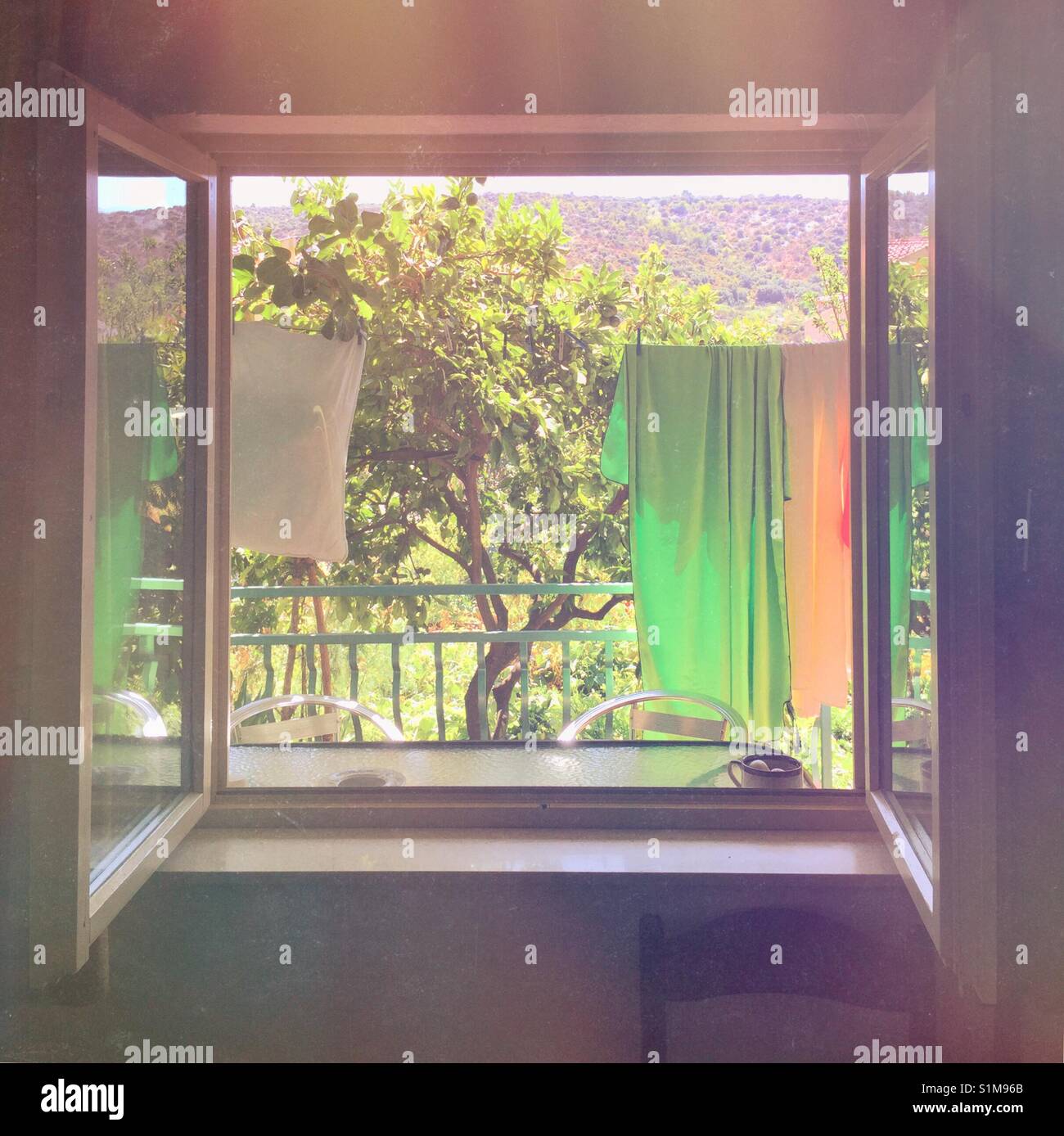 In den Sommerferien Fenster - Smartphone-aufgenommenes Stockfoto