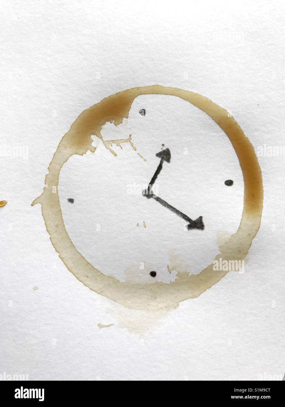 Kaffeeflecken auf weißem Papier mit Uhr Zeiger hand Zeichnung Stockfoto