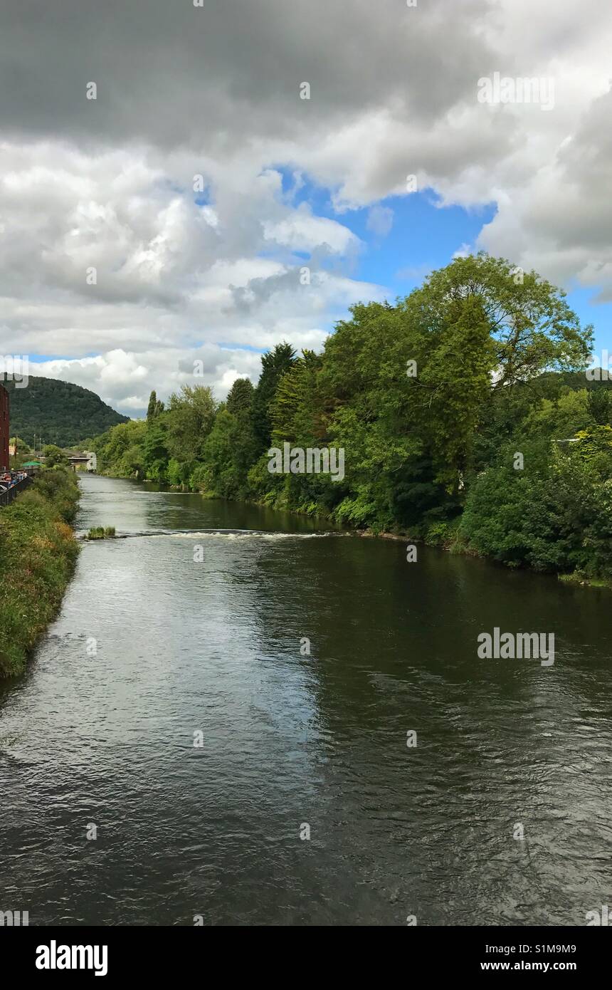 Pontypridd, Wales - August 2017: Der Fluss Taff, die durch die Stadt läuft, mit dem öffentlichen Park auf der rechten Seite Stockfoto