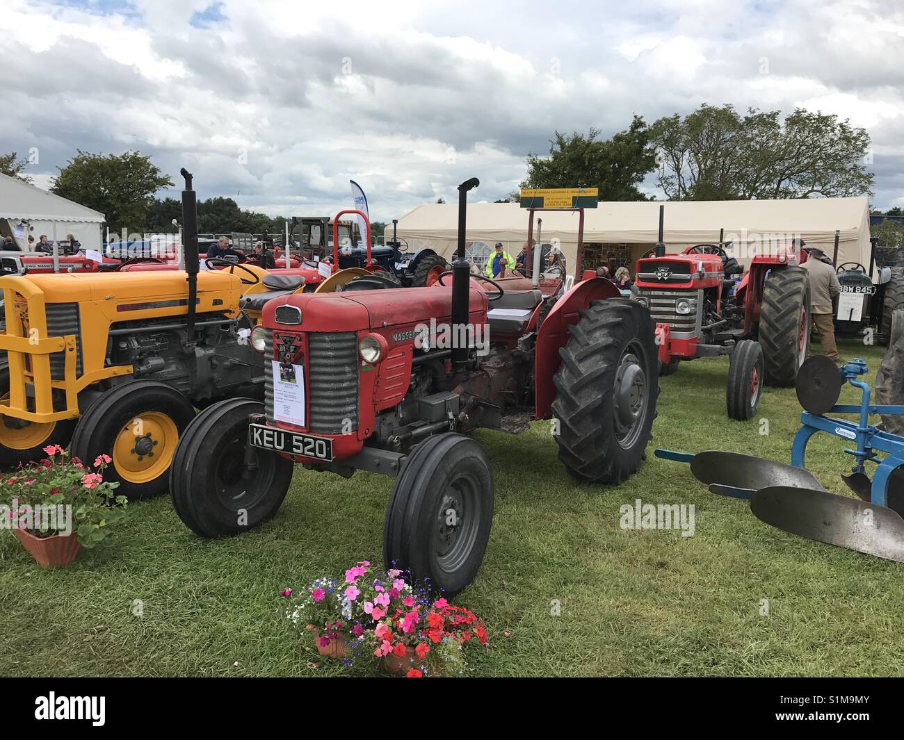 Tal von Glamorgan zeigen, Fonmon Castle, Wales - August 2017: Oldtimer Traktoren auf dem Display Stockfoto