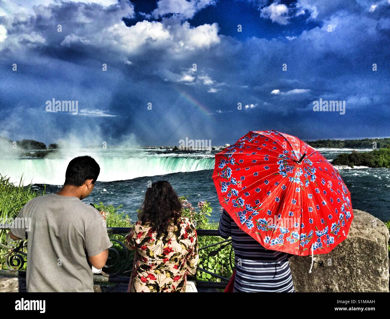Eine Familie zu den Horseshoe Falls. - Smartphone-aufgenommenes Stockfoto