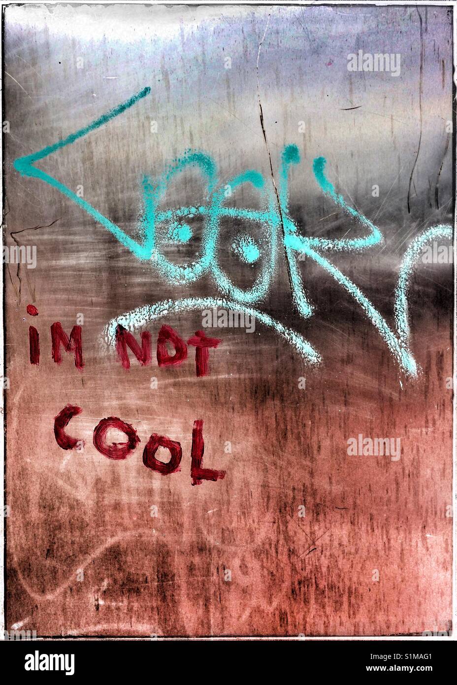 Tags und Graffiti auf der Rückseite von einer Telefonzelle in London Stockfoto