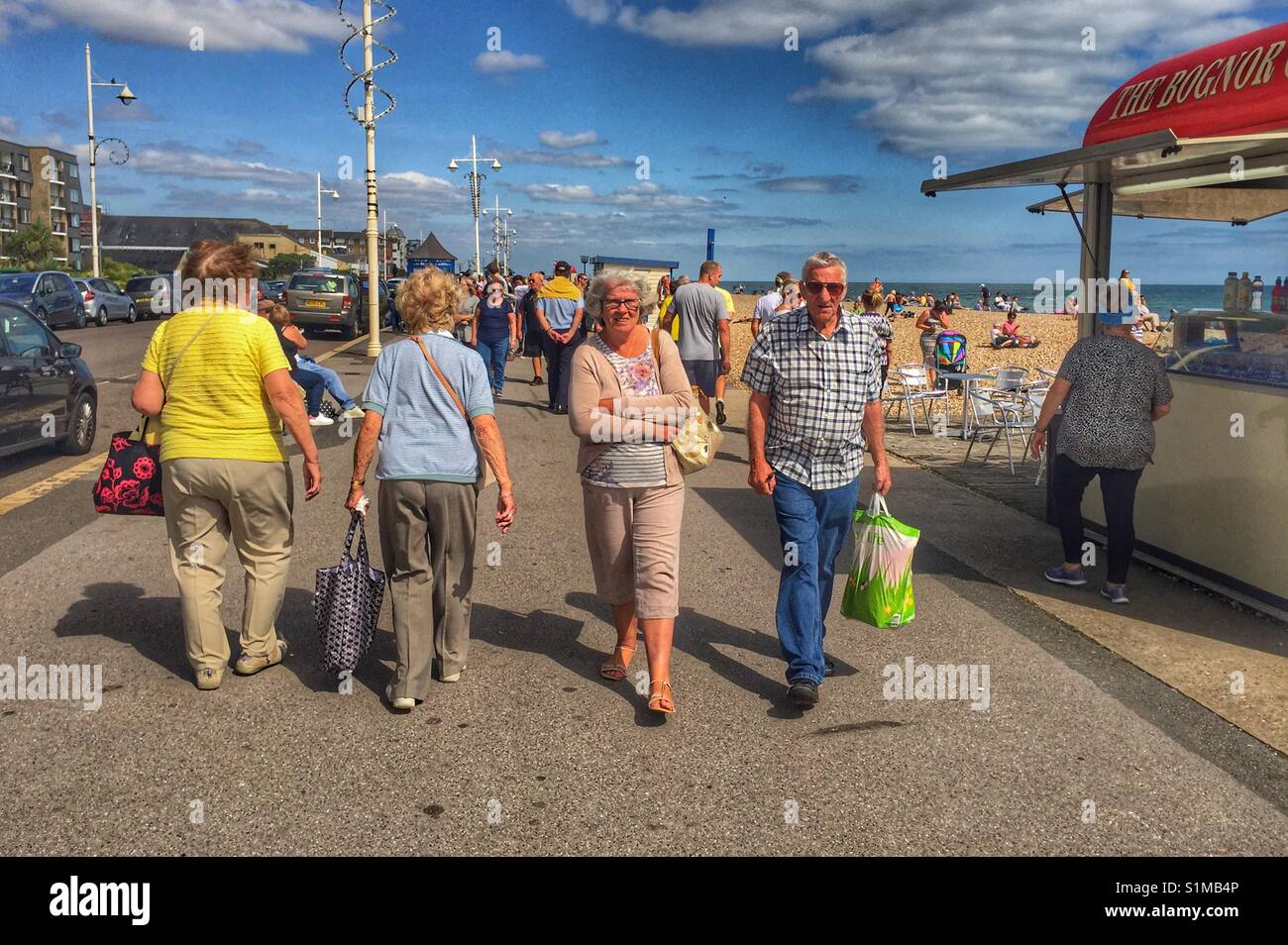 Die Leute an der Promenade in Bognor Regis in England - Smartphone-aufgenommenes Stockfoto