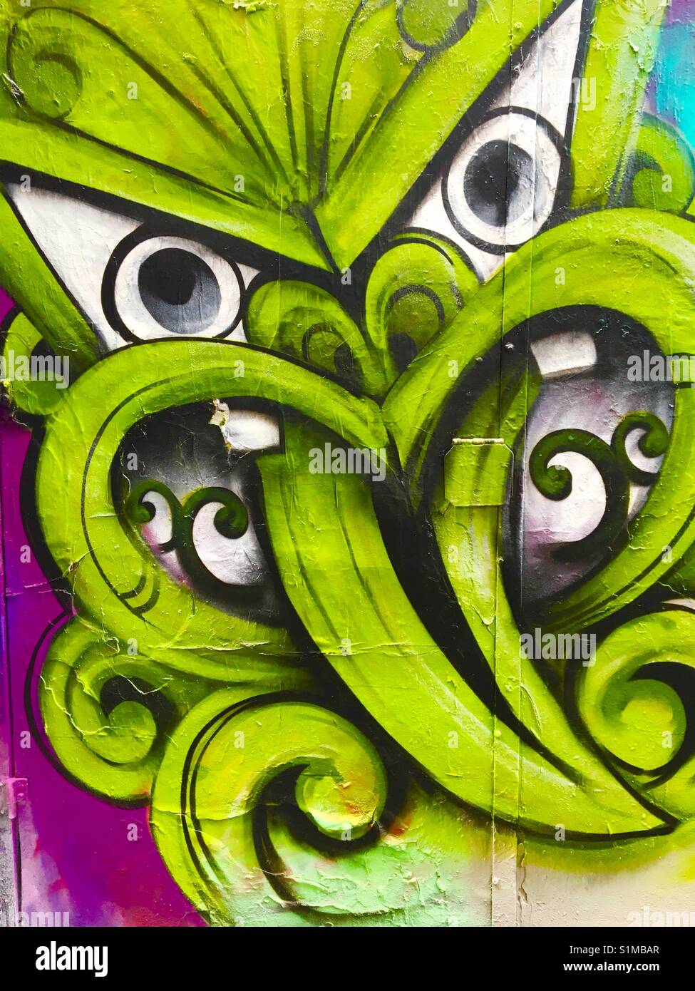 Maori tiki Style street art Stück an der Wand Stockfoto