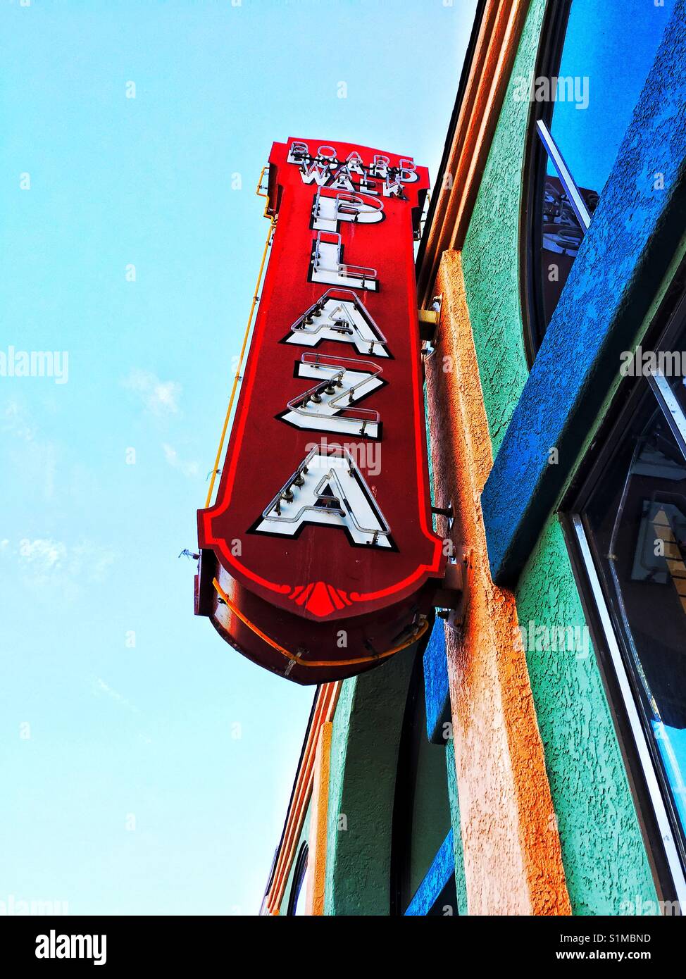 Suchen Sie in 'Board Walk Plaza" Leuchtreklame. Weiße Buchstaben auf rote Metall, Led, Neon Sign auf bunten Gebäude. Pismo, Kalifornien Stockfoto