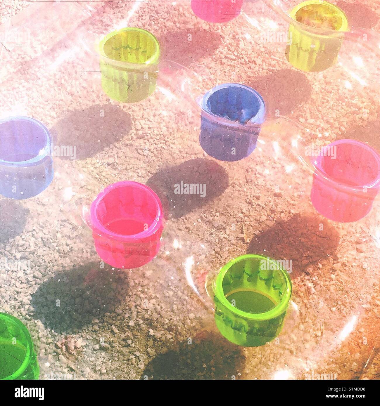 Nahaufnahme einer transparenten aufblasbare Wasser Luftmatratze am Strand - Smartphone-aufgenommenes Stockfoto