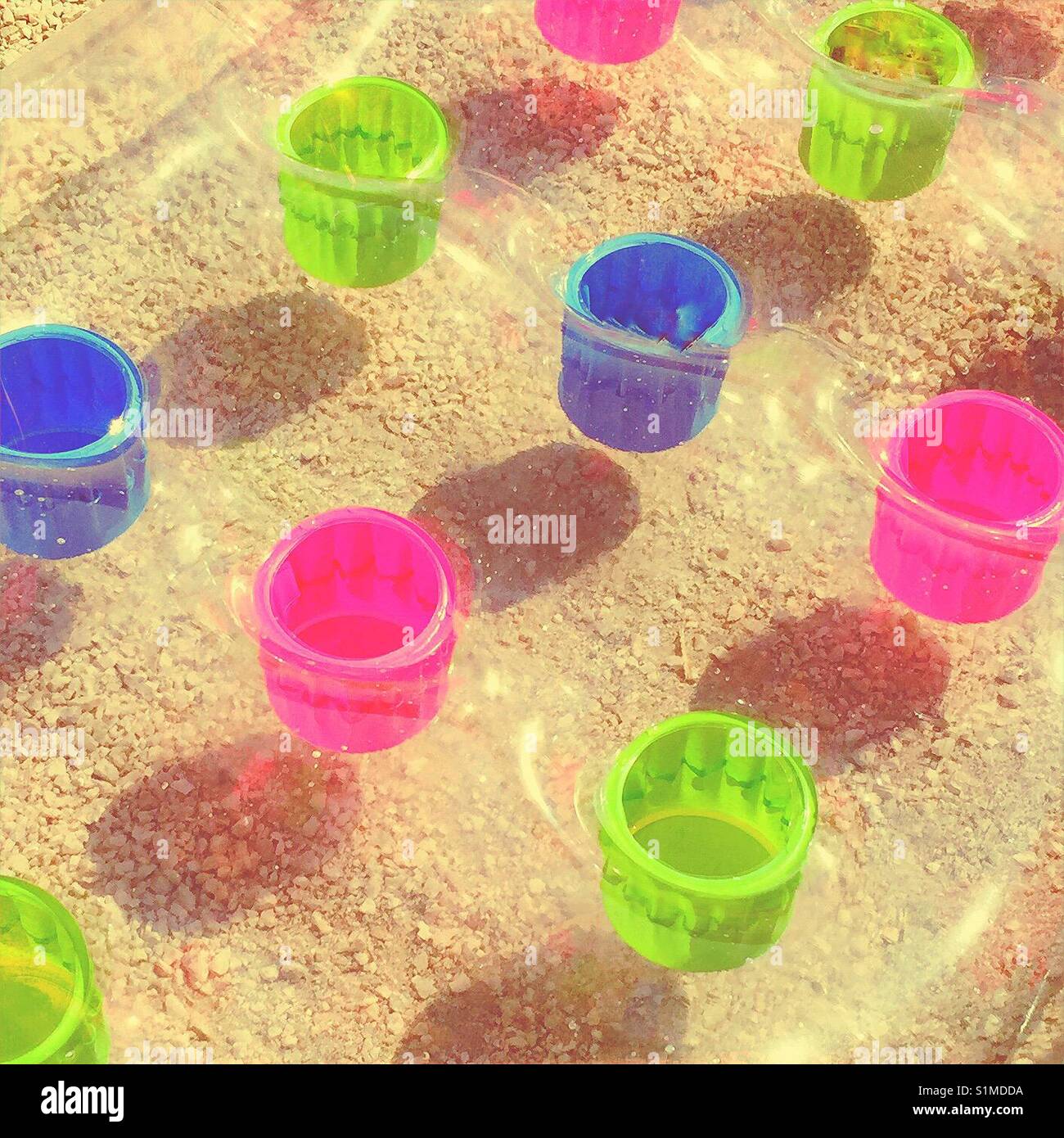 Nahaufnahme einer transparenten Bunte aufblasbare Wasser Luftmatratze am Strand - Smartphone-aufgenommenes Stockfoto