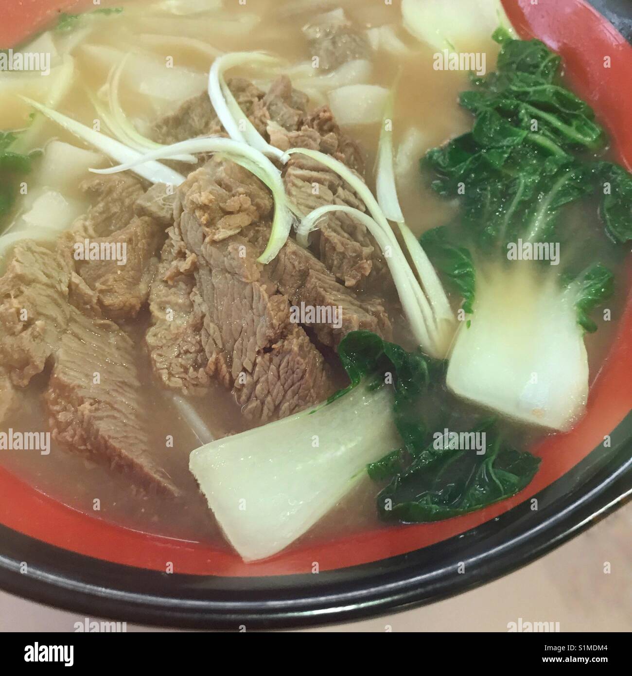 Geschnetzeltes Rindfleisch Nudelsuppe - Smartphone-aufgenommenes Stockfoto