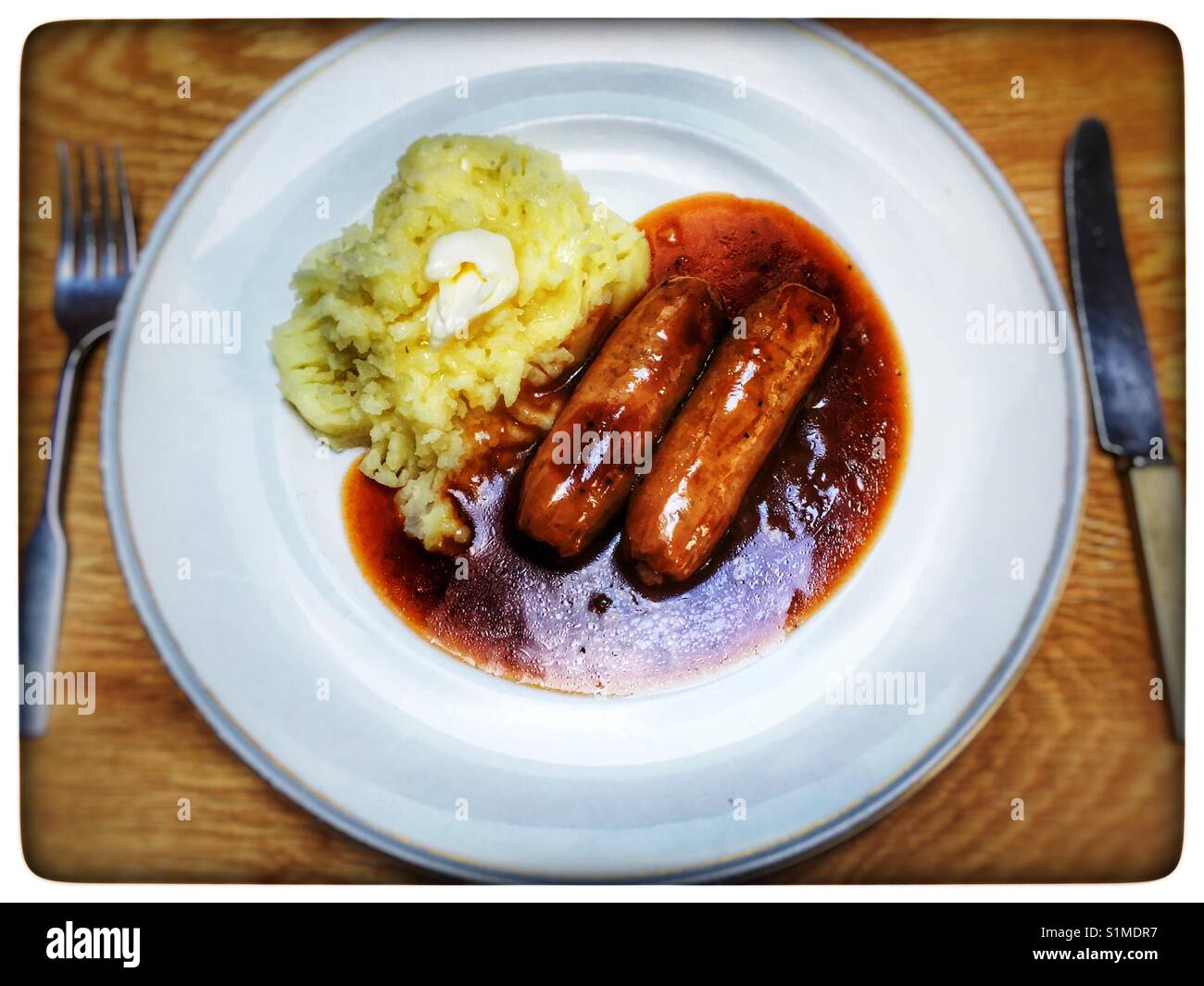 Bangers & mash mit Zwiebel Sauce - Smartphone-aufgenommenes Stockfoto