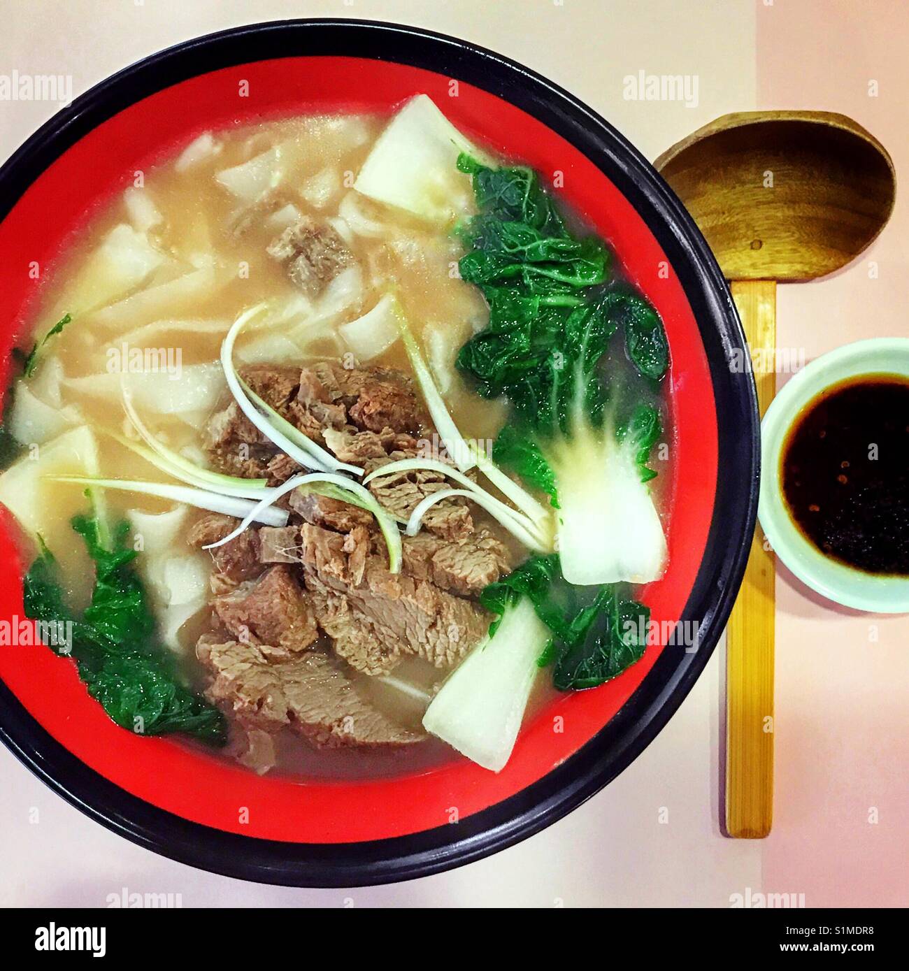 Geschnetzeltes Rindfleisch Nudelsuppe - Smartphone-aufgenommenes Stockfoto