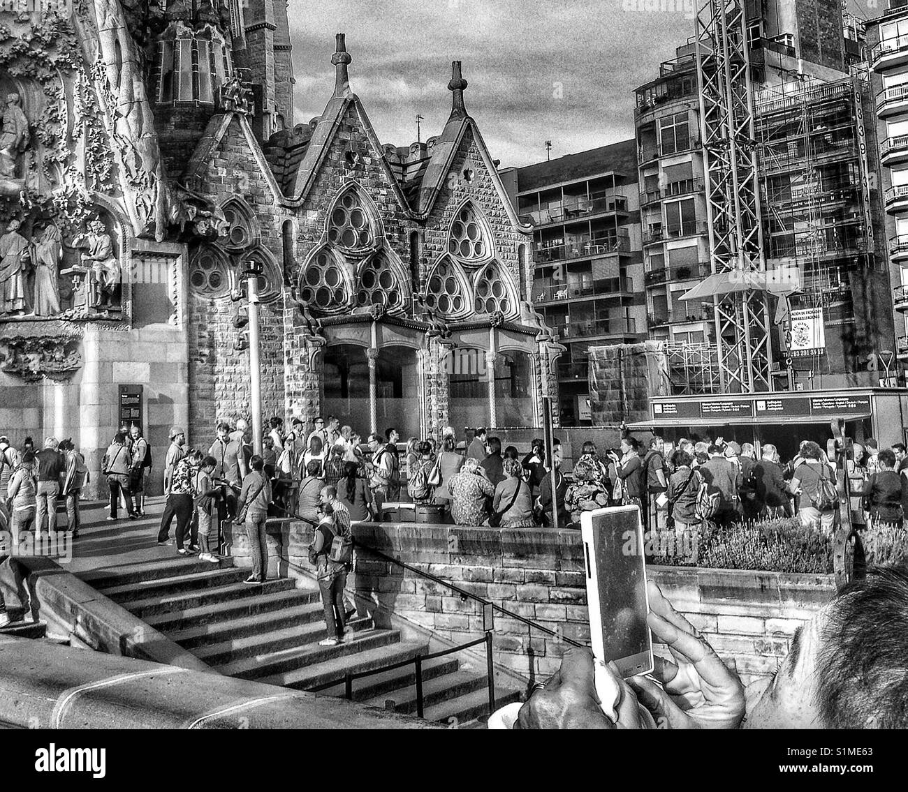 Touristen außerhalb der Sagrada Familia, Barcelona, Spanien. Stockfoto