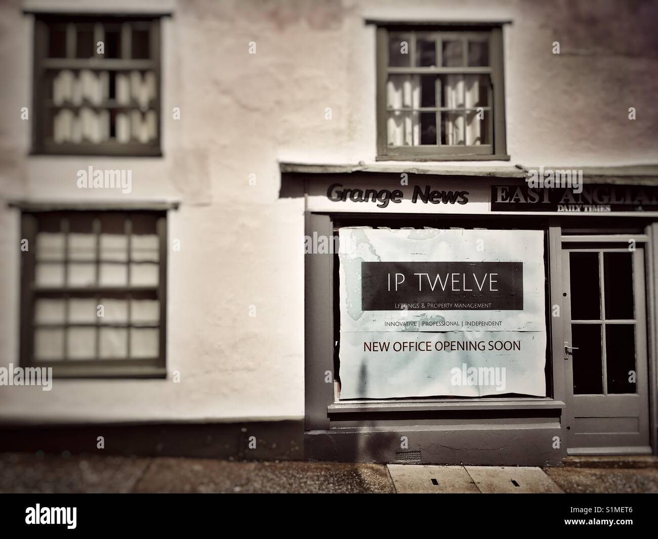 Neues Büro bald öffnen, Church Street, Suffolk, England. - Smartphone-aufgenommenes Stockfoto