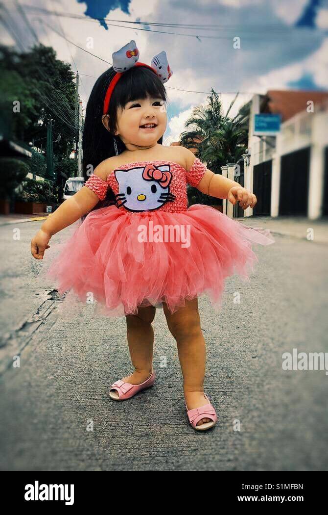 Süße kleine Mädchen mit einem rosa hello kitty Tutu Kleid und rosa Mini  Puppe Schuhe Stockfotografie - Alamy