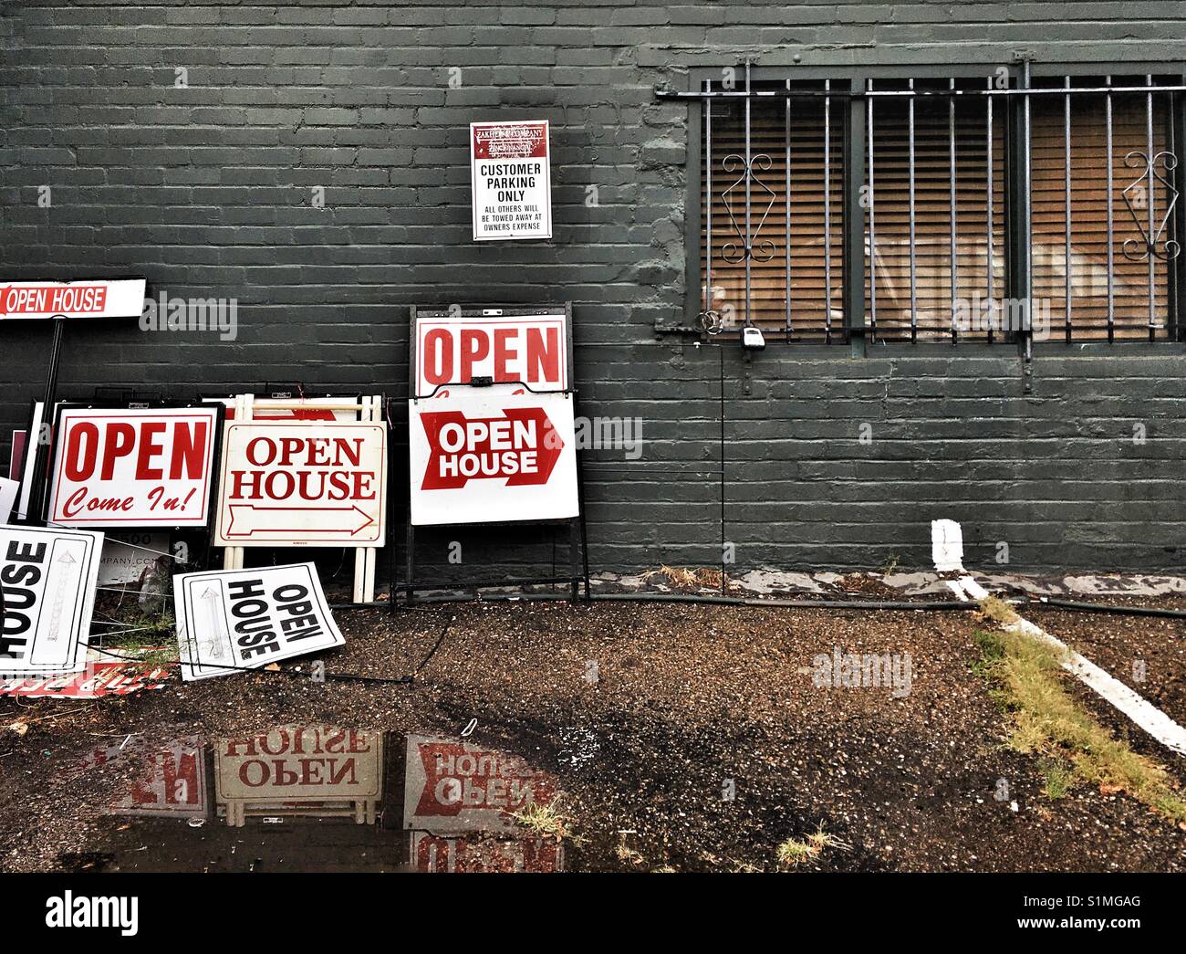 Viele Open House Zeichen in der Nähe von Gebäude Stockfoto