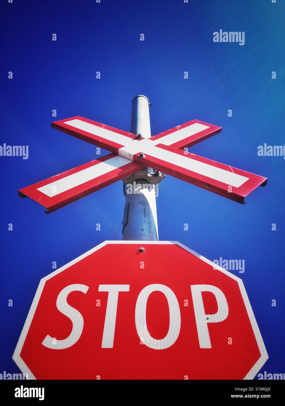Helle rote STOP-Schild am Bahnübergang, Nordamerika. Stockfoto