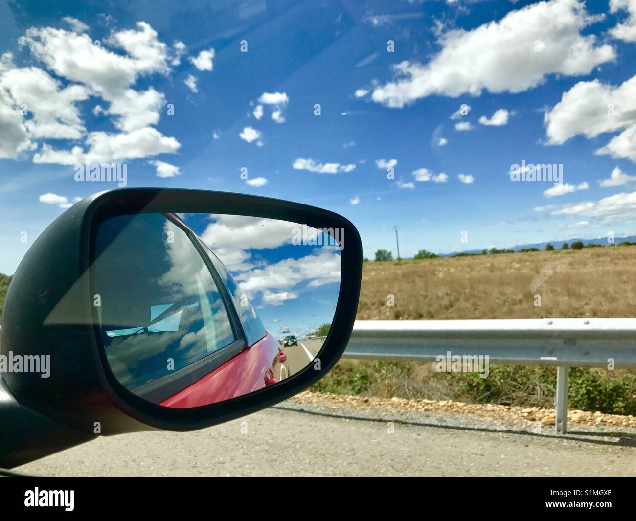 Straße spiegelt sich auf ein Auto Rückspiegel Stockfotografie - Alamy