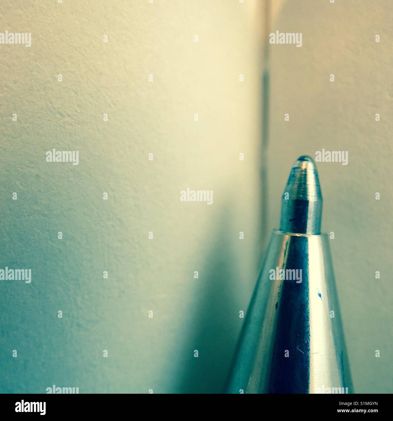Stiftspitze closeup auf leere Seite der Zeitschrift Stockfoto