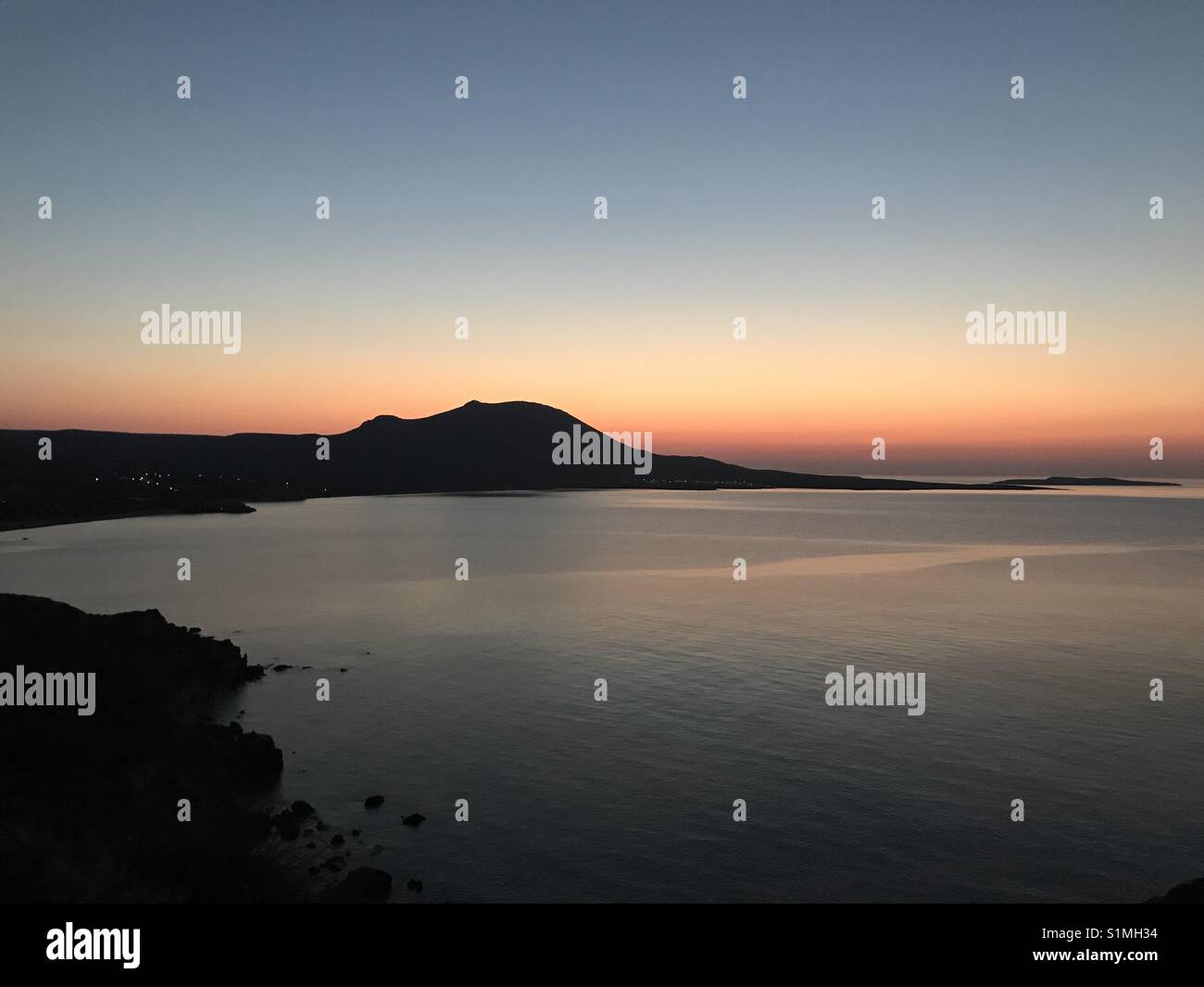 Sonnenaufgang in Kythira Island mit der Ansicht von Avlemonas - Smartphone-aufgenommenes Stockfoto