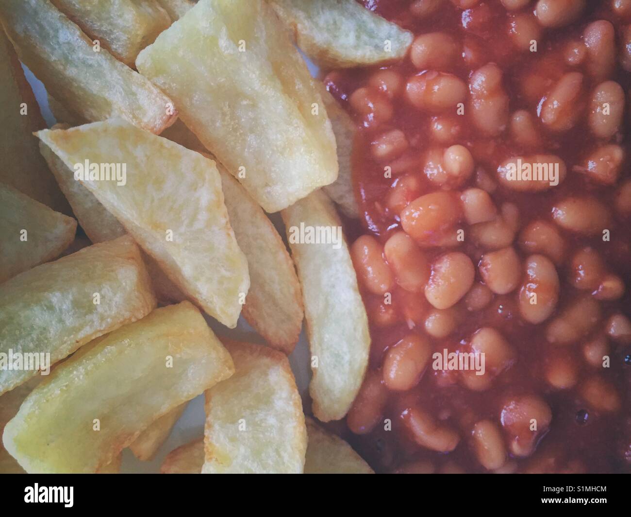 Chips und Bohnen. Stockfoto