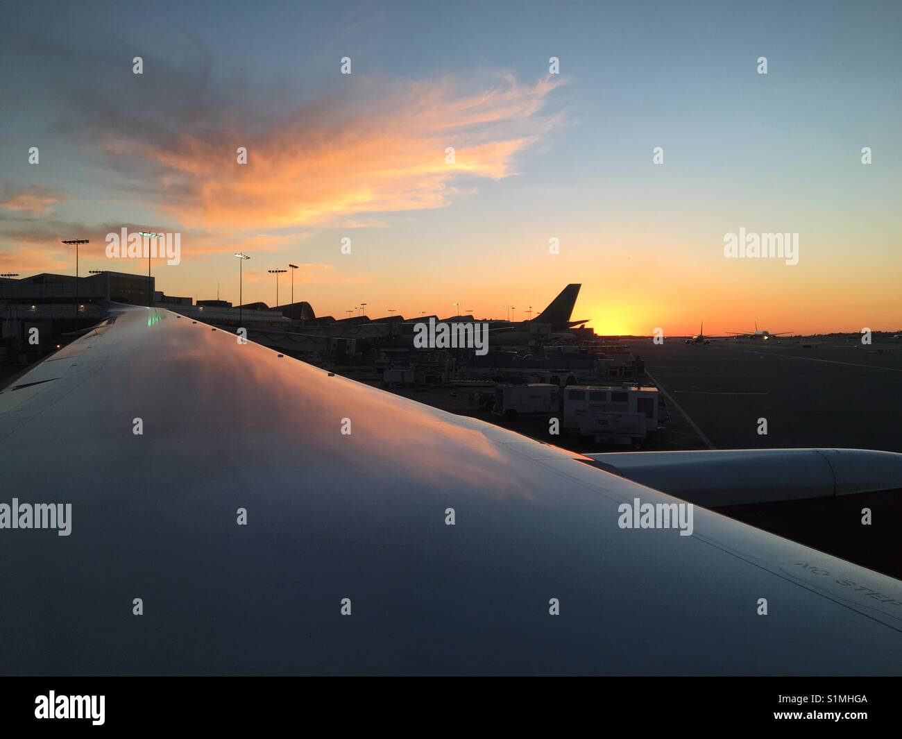 März 2017 - Abflug Flughafen Los Angeles bei Sonnenuntergang Stockfoto
