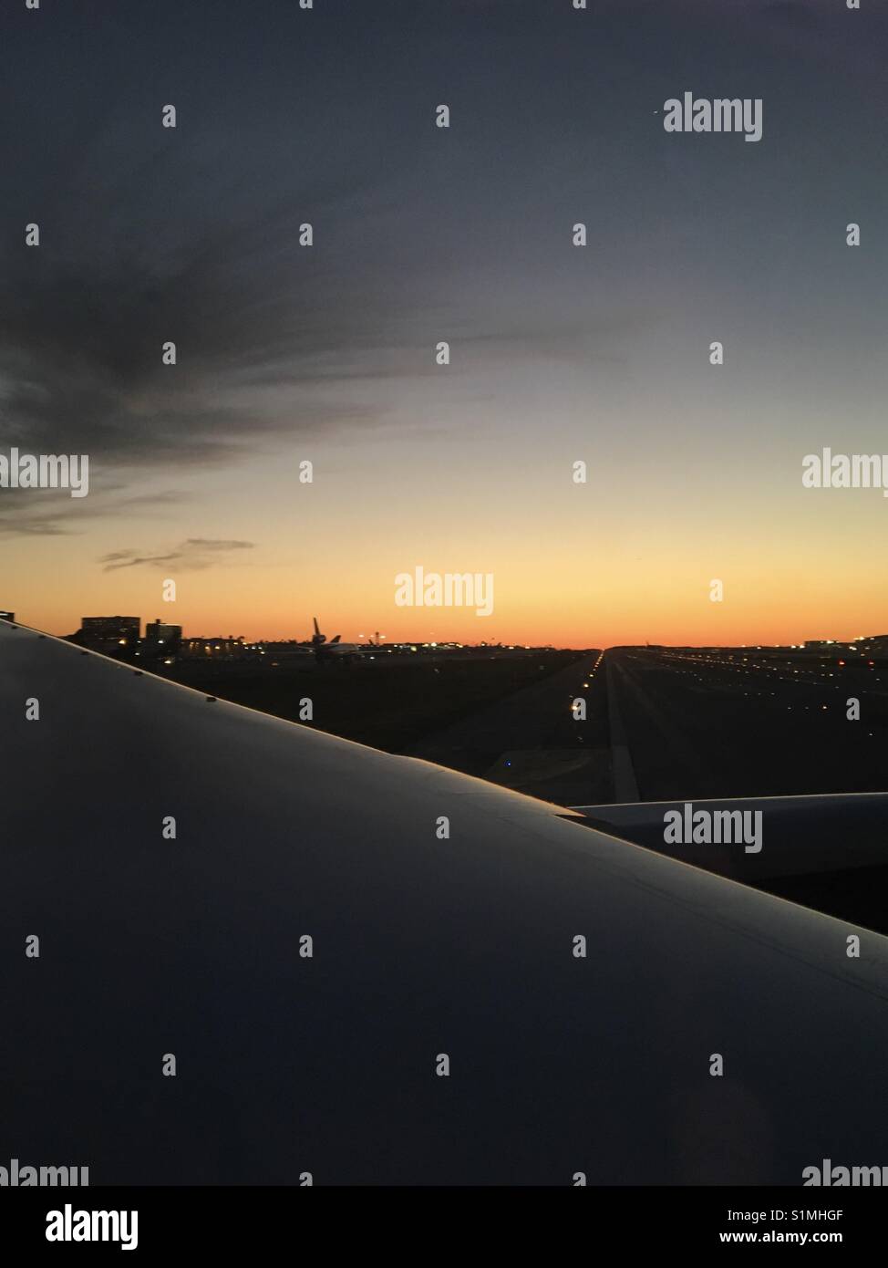 März 2017 - Abflug Flughafen Los Angeles bei Sonnenuntergang Rollen zu Start- und Landebahn Stockfoto