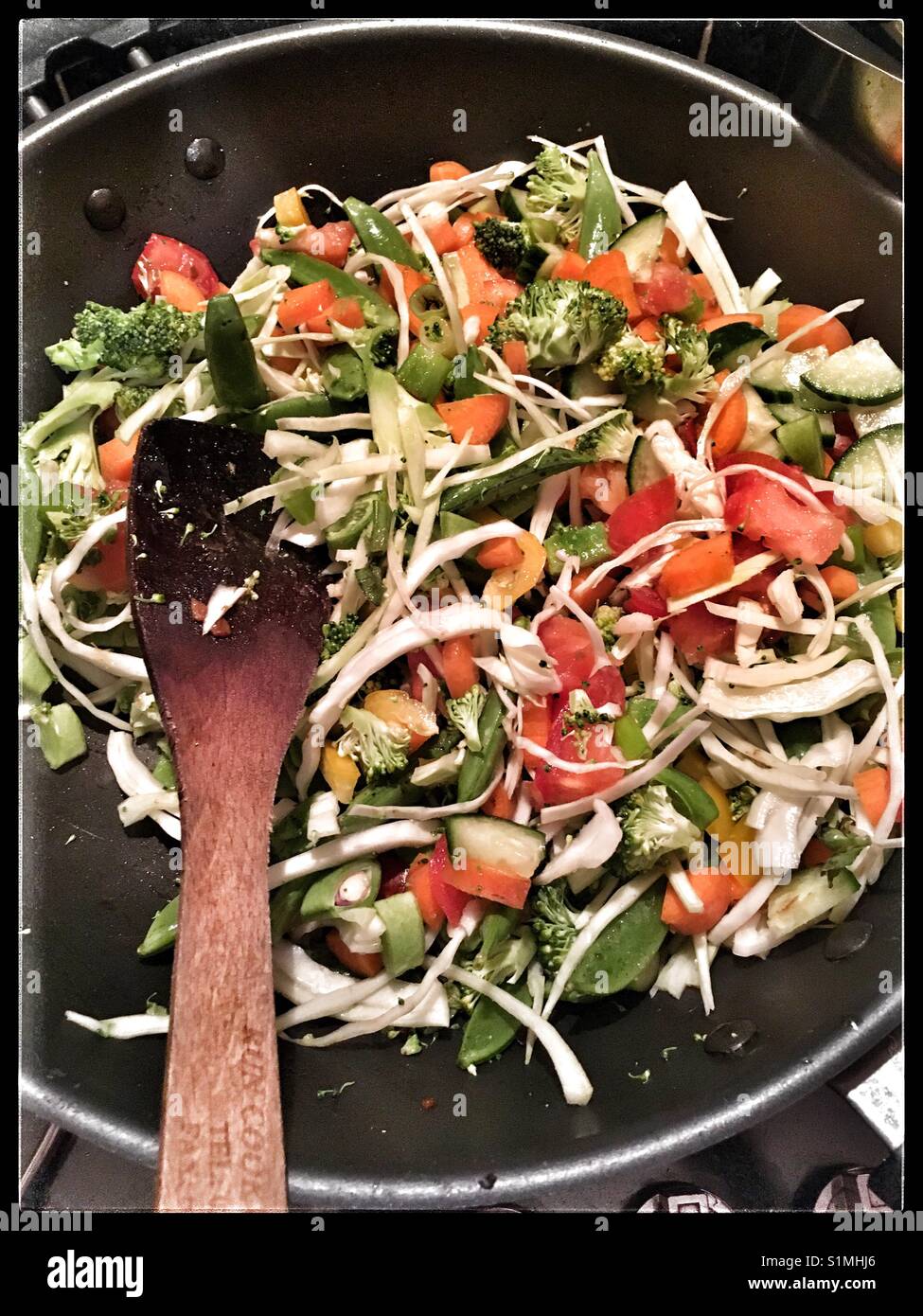Rühren, gebratenes Gemüse in einem Wok. Stockfoto
