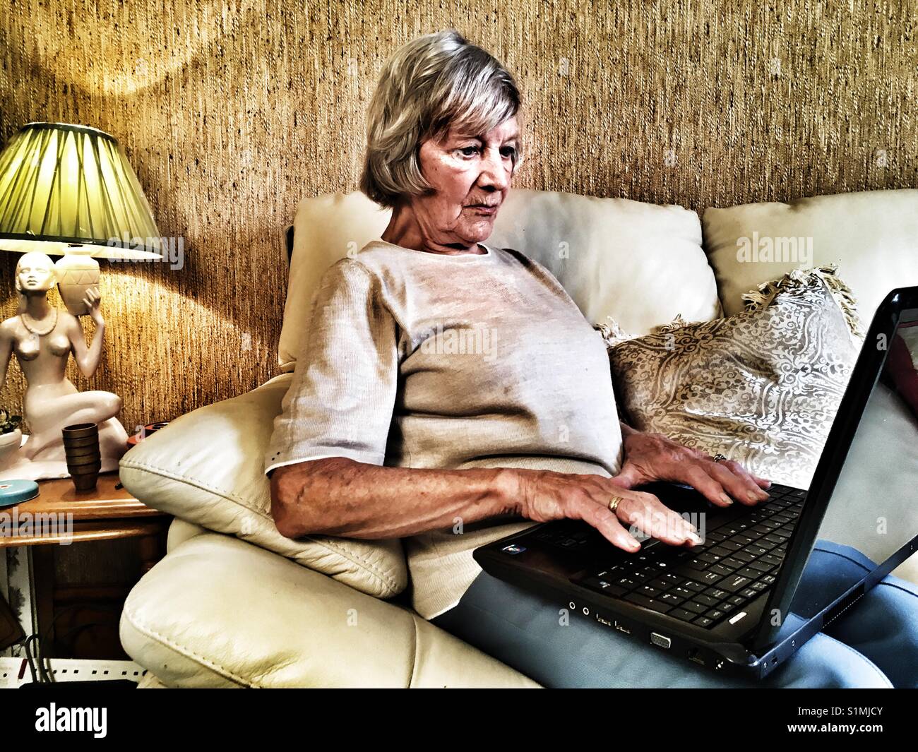 87-jährige Frau mit einem Laptop. Stockfoto