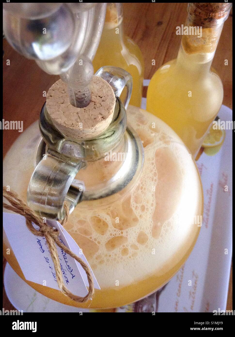 Gärenden Weißwein aus Parellada Trauben, Spanien. - Smartphone-aufgenommenes Stockfoto