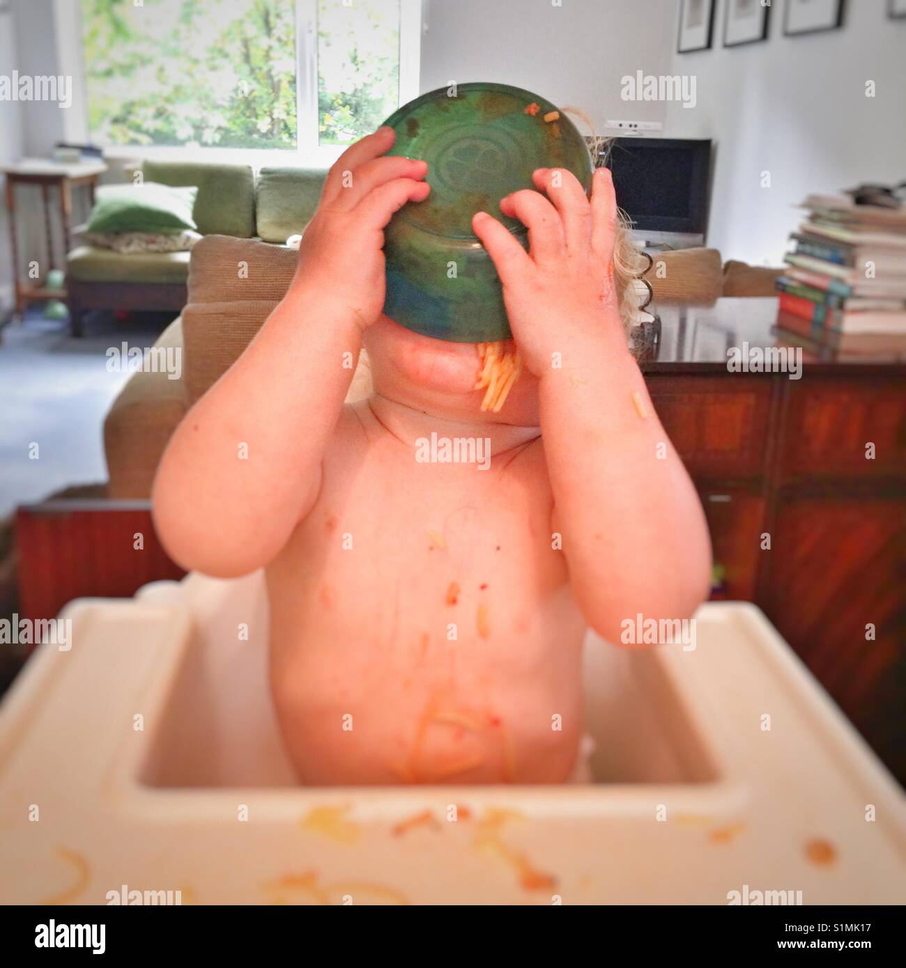 Ein Jahr alten baby boy essen Pasta. Stockfoto