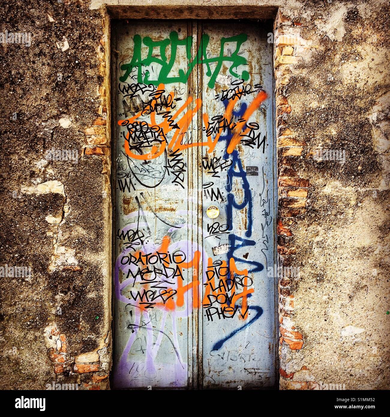 Graffiti an der Tür Italien Stockfoto