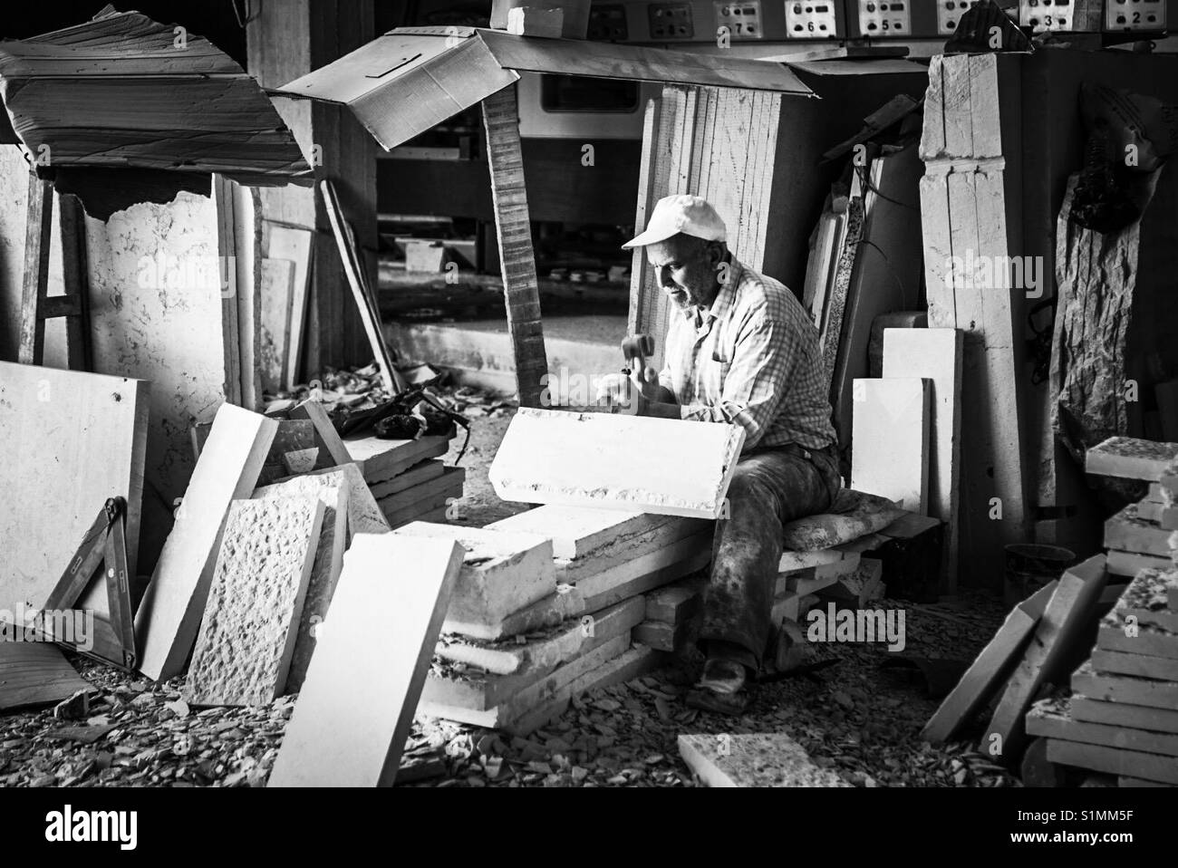 Ein Arbeiter in einer Fabrik in Marmor Aida Refugee Camp in Bethlehem, Palästina. Stockfoto