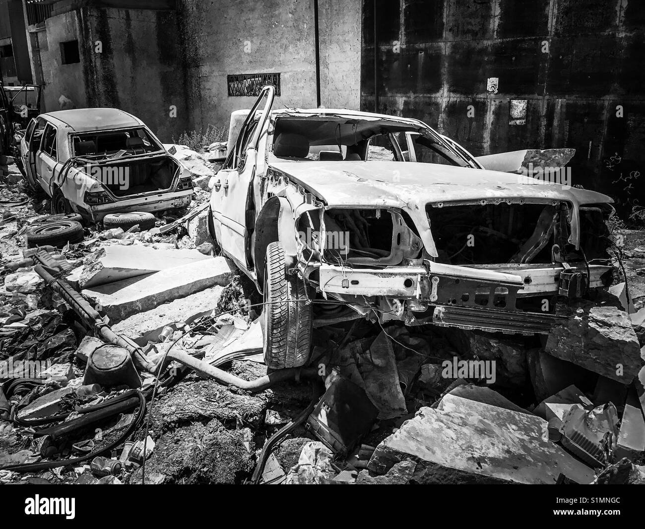 Fahrzeuge beschädigt in Aida Camp in Bethlehem, Palästina, durch israelische Artillerie Feuer während der zweiten Intifada von 2002. Stockfoto
