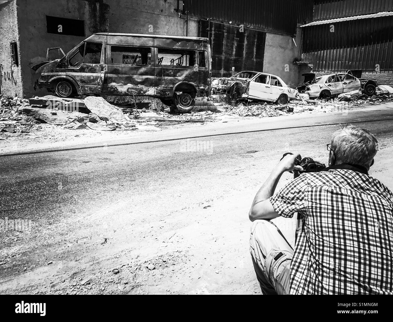 Fahrzeuge beschädigt in Aida Camp in Bethlehem, Palästina, durch israelische Artillerie Feuer während der zweiten Intifada von 2002. - Smartphone-aufgenommenes Stockfoto