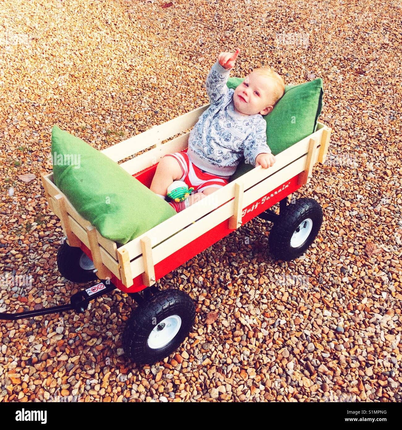 Ein Jahr alten Baby Junge Reiter in einem Wagen. Stockfoto