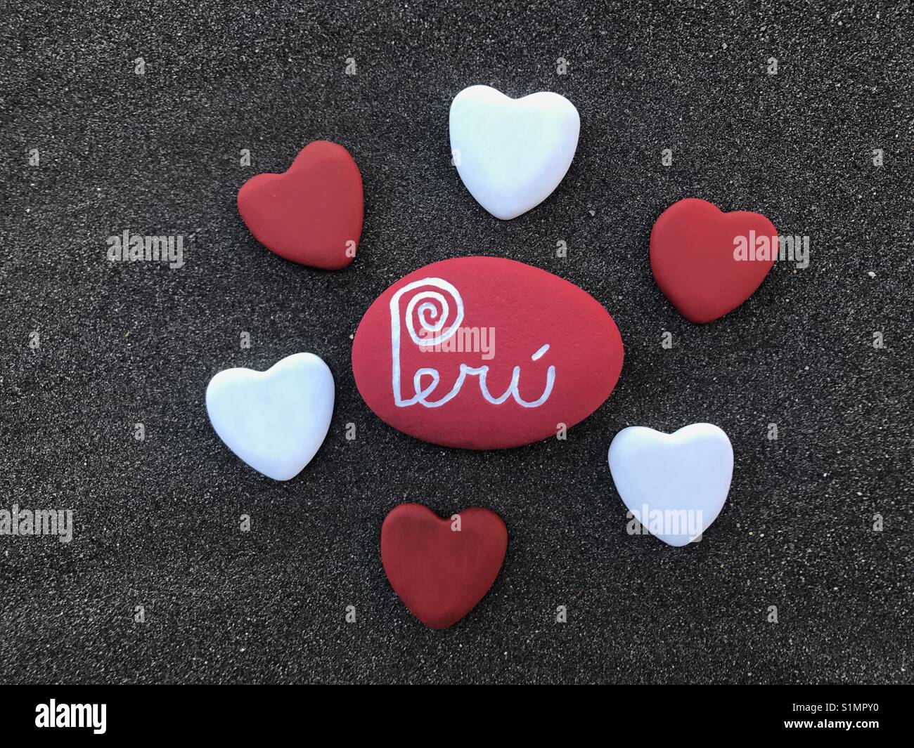 Liebe Perú, Steine design über schwarzen vulkanischen Sand Stockfoto
