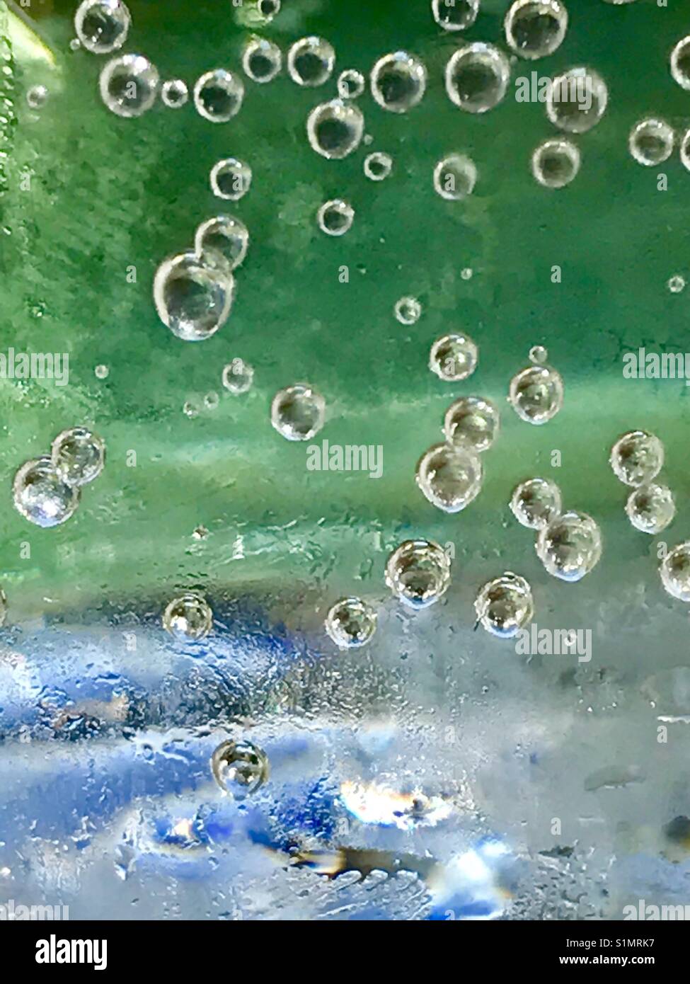 Blasen im glitzernden Wasser. - Smartphone-aufgenommenes Stockfoto