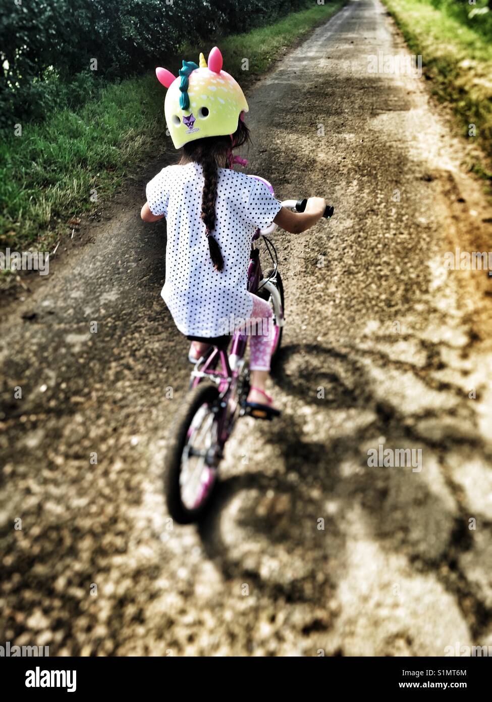 Mädchen auf dem Fahrrad - Smartphone-aufgenommenes Stockfoto