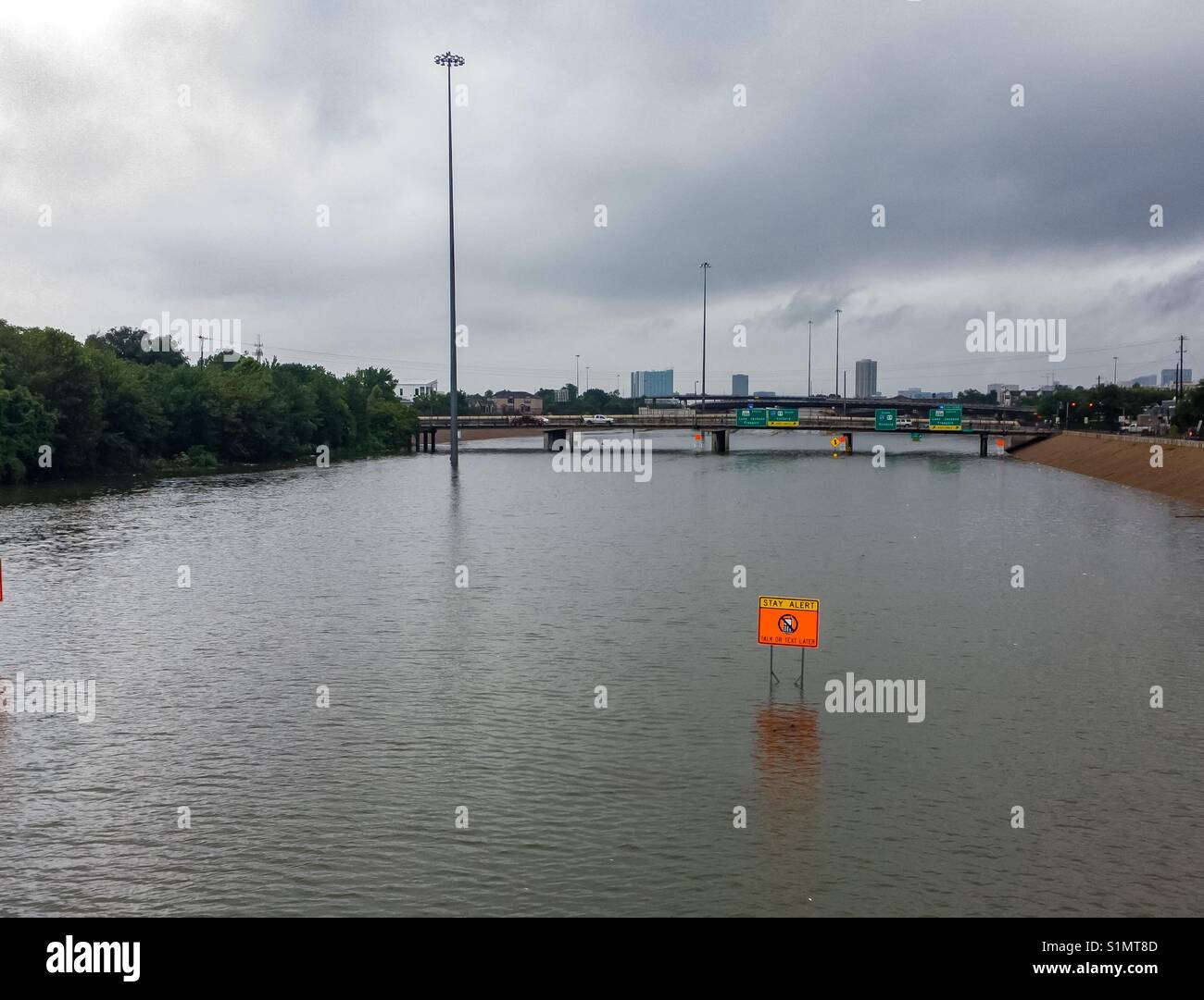 August 27,2017, Houston, Texas: Interstate 59 von starken Regenfällen wegen Hurricane Harvey überflutet. Stockfoto