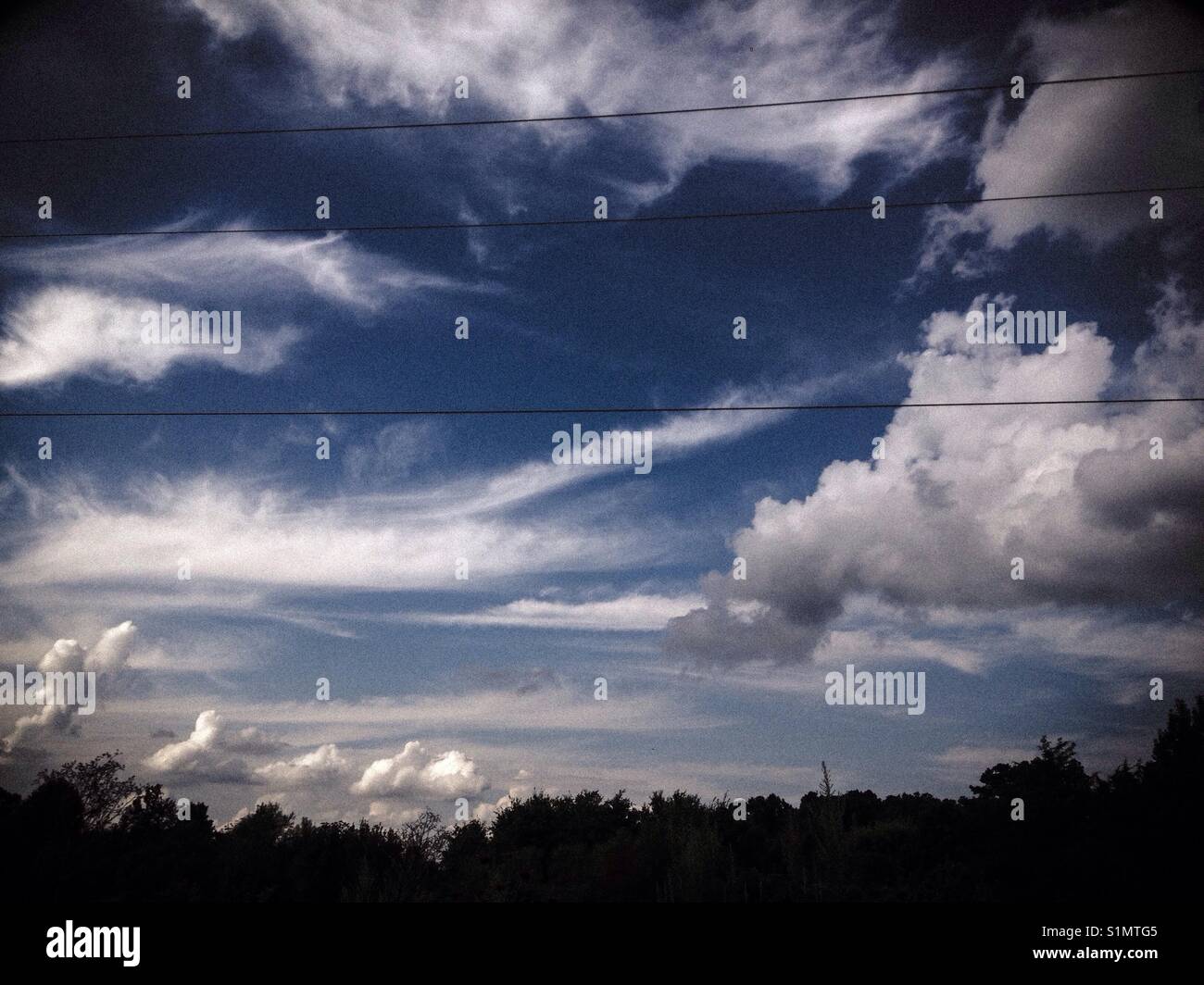 In der Luft - seltsam geformte Wolken hängen in verschiedenen Höhenlagen und Standorten in Nord-carolina sky Stockfoto