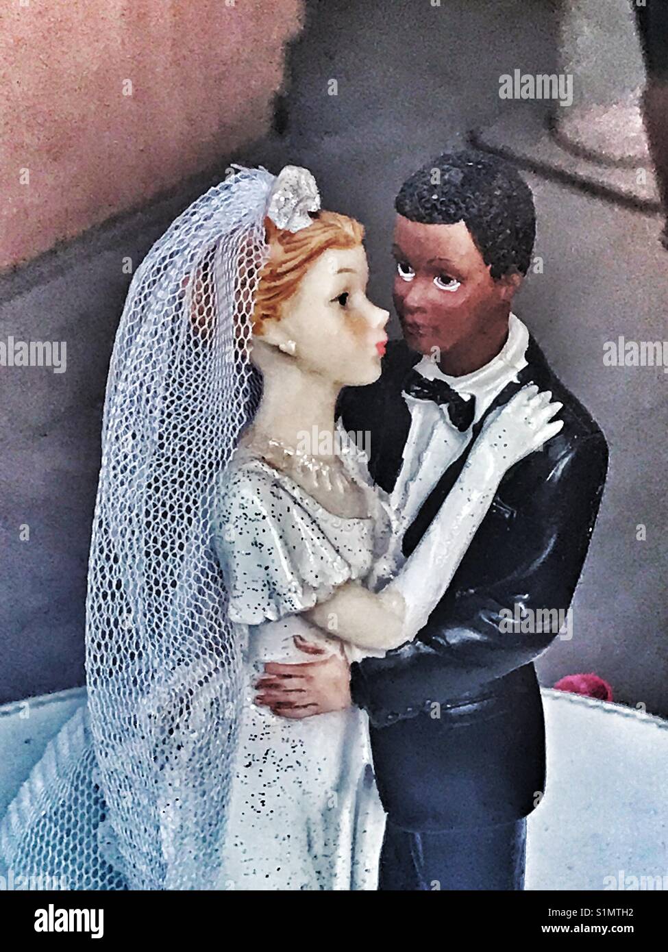 Eine multiethnische Hochzeit Dekoration für eine Hochzeitstorte - Smartphone-aufgenommenes Stockfoto